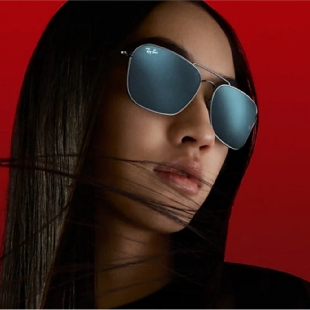 RAYBAN NEW IN BOX - CARAVAN silver / blue lens 
NEW